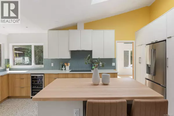 Saanich, BC V8N1Y1,2693 MacDonald Dr E