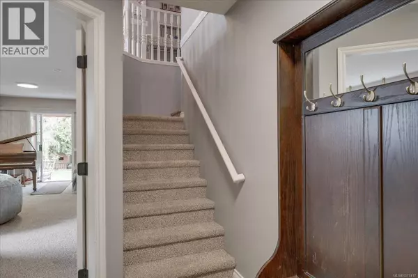 Nanaimo, BC V9T5Y6,5853 Tweedsmuir Cres