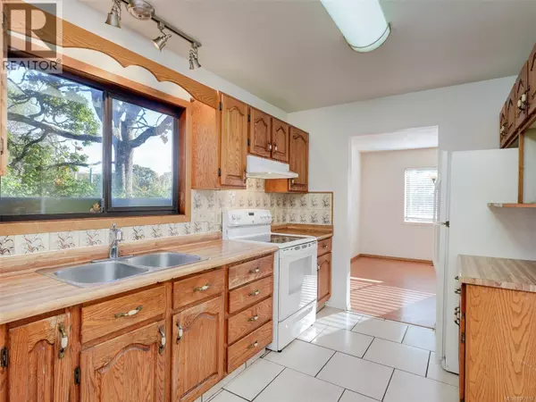 Saanich, BC V8Z7C5,4332 Layritz Ave