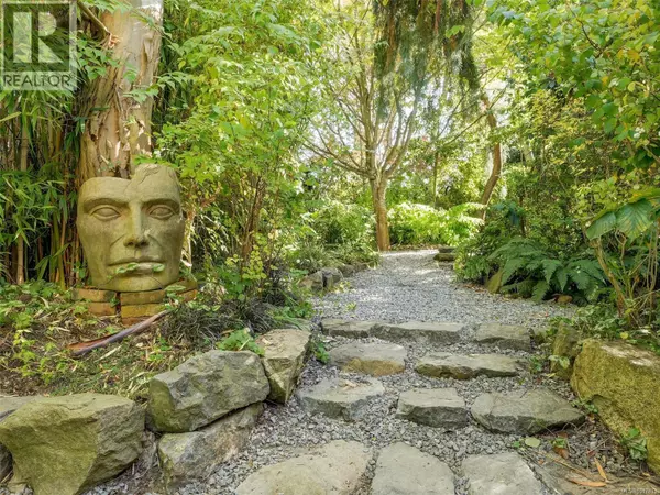 3221 Wascana St, Saanich, BC V8Z3T7