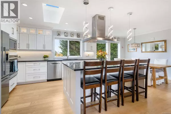 Saanich, BC V8Z6N2,567 Fermoy Pl