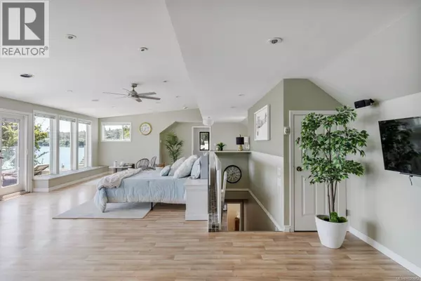 Saanich, BC V8N4G3,3905B Cadboro Bay Rd