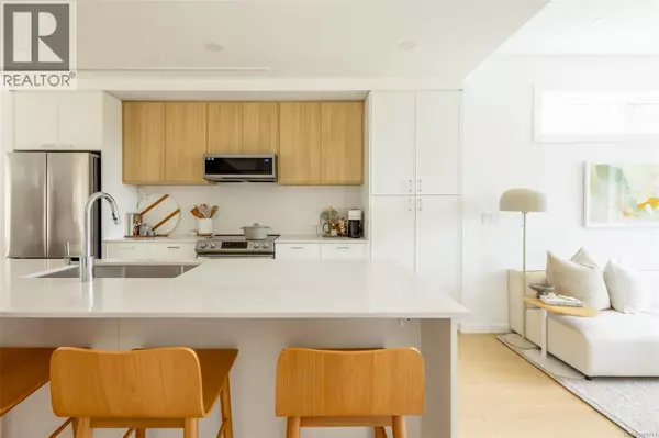 3450 Whittier AVE #TH10, Saanich, BC V8Z3R2