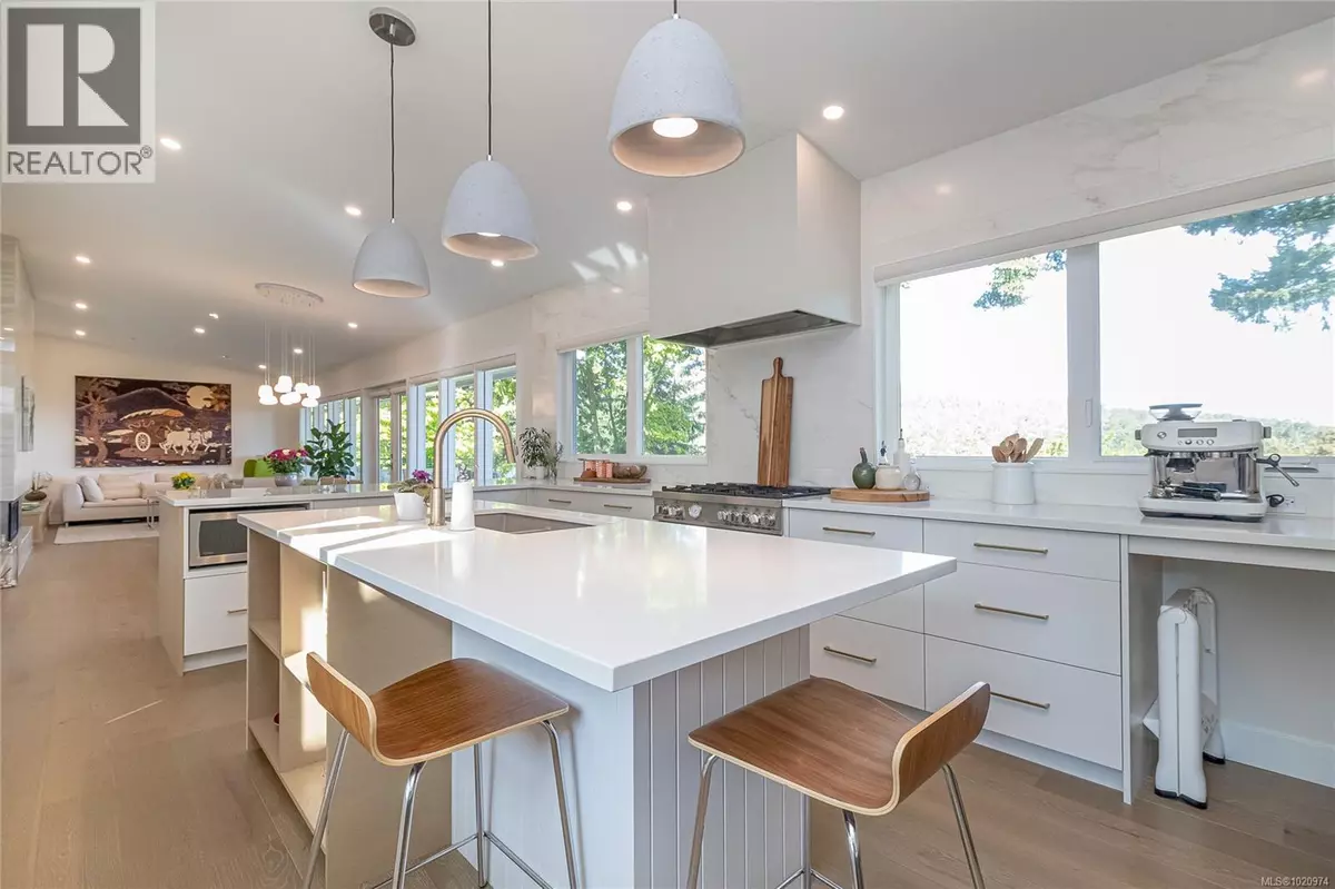 Saanich, BC V8N3K2,4516 Duart Rd