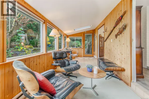 Qualicum Beach, BC V9K1J1,637 Pine St