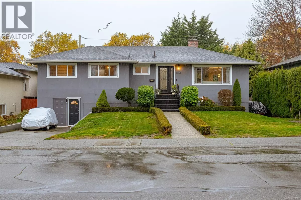 Saanich, BC V8R3A6,1743 Townley St