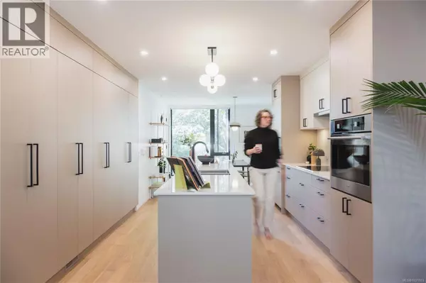 Victoria, BC V8S4G6,907 Redfern ST #7