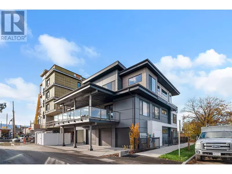 727 Wardlaw AVE #4, Kelowna, BC V1Y5B8