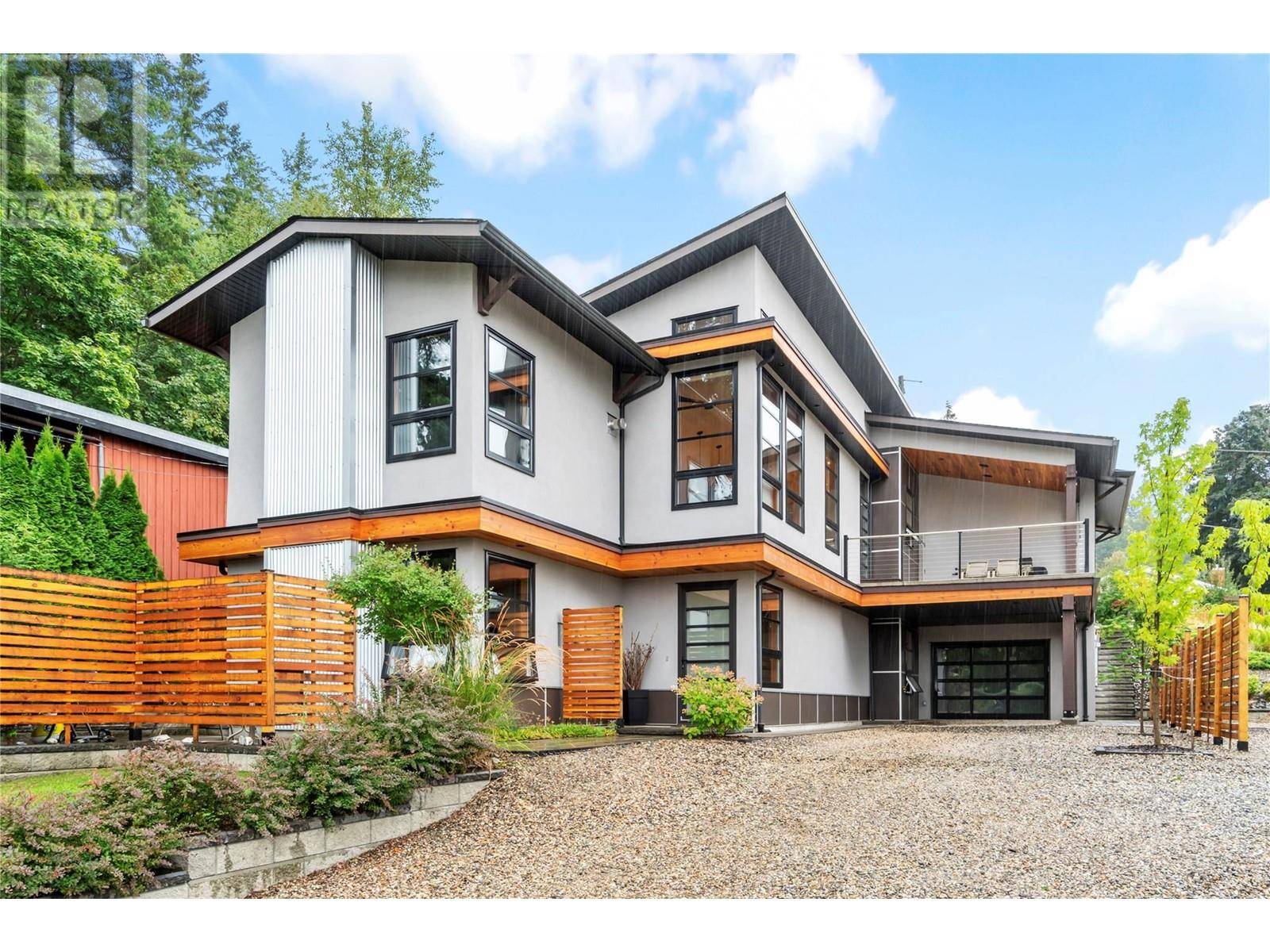 740 4 Avenue SE, Salmon Arm, BC V1E1L1