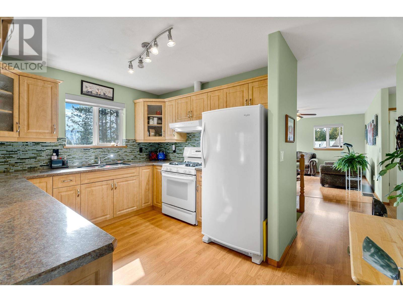 Anglemont, BC V0E1M8,7451 Estate Drive
