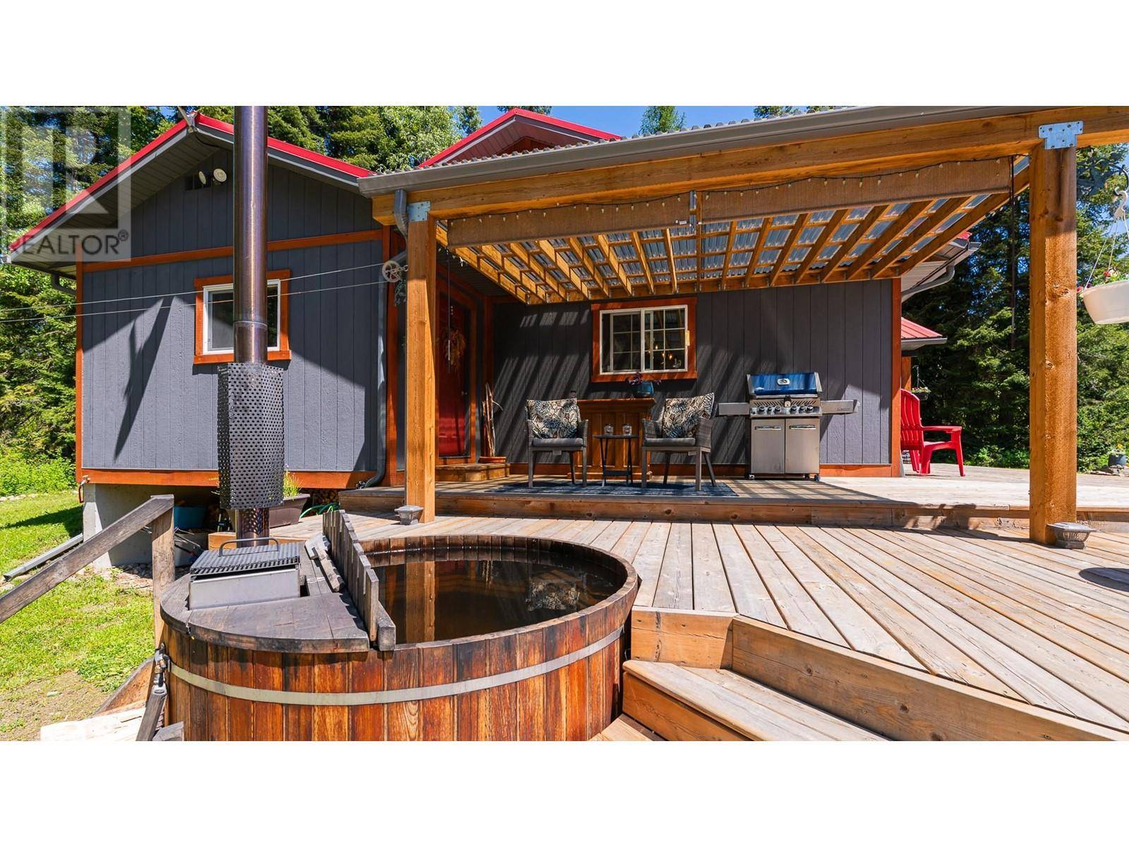 Yahk, BC V0B2P0,7957 HIGHWAY 3 Highway