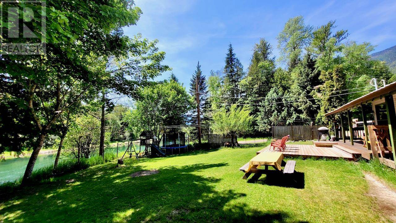 6450 Appledale Lower Road, Appledale, BC V0G2J0