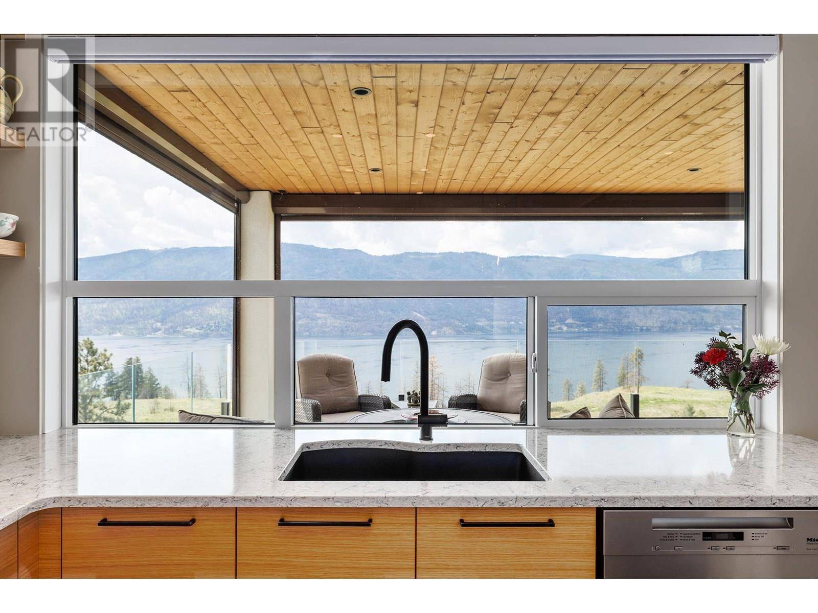 Lake Country, BC V4V0A9,9814 Beacon Hill Crescent