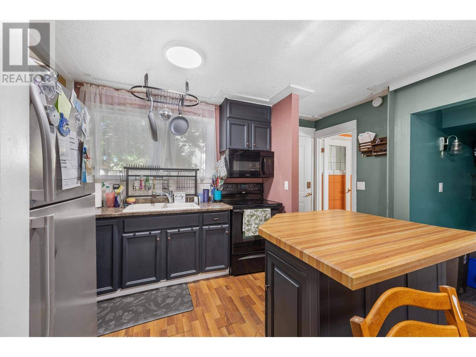Kelowna, BC V1Y6R3,1153 Bernard AVE #11