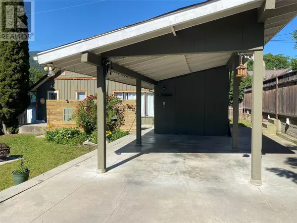 Castlegar, BC V1N1R2,412 7TH Avenue