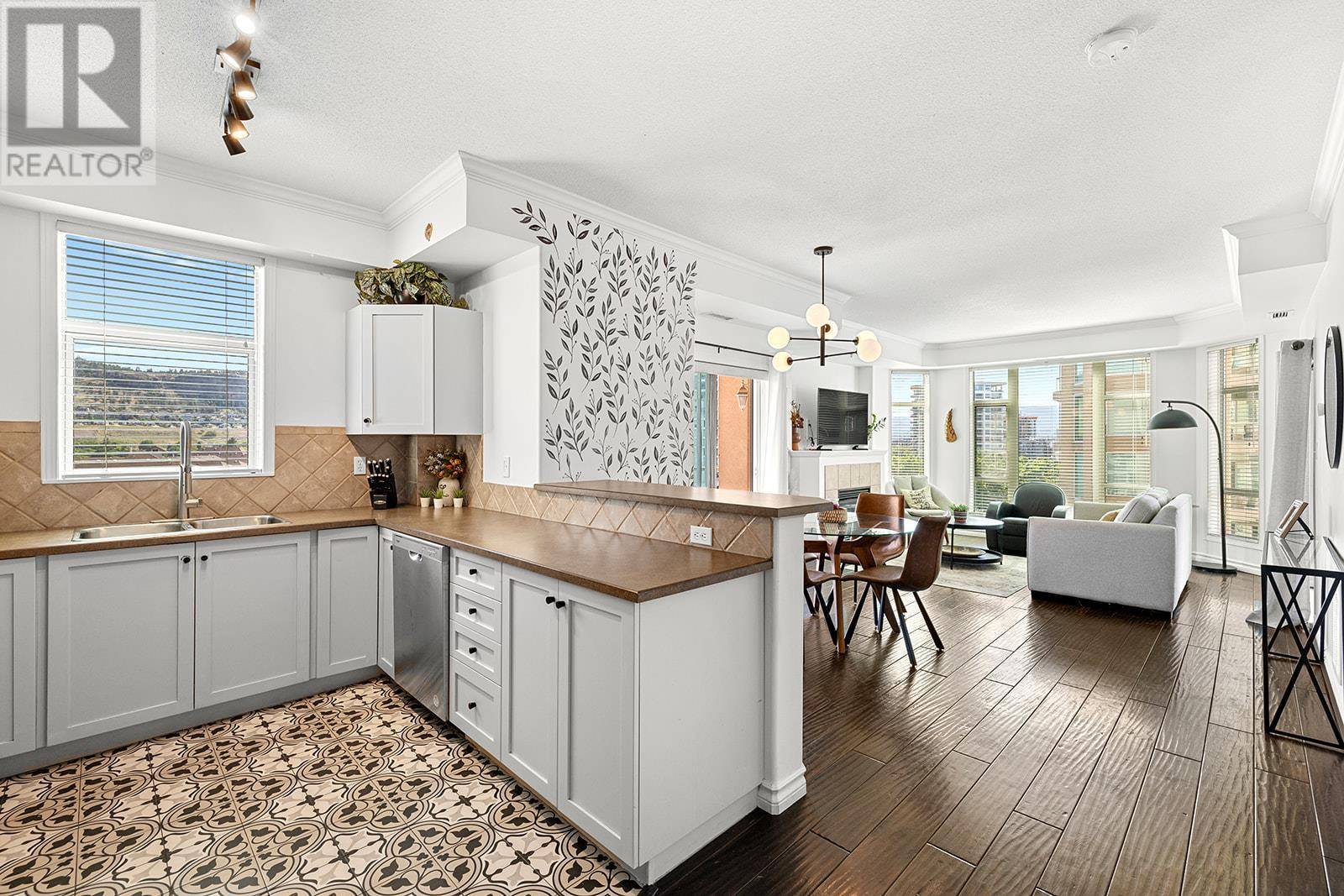 1128 Sunset DR #703, Kelowna, BC V1Y9W7