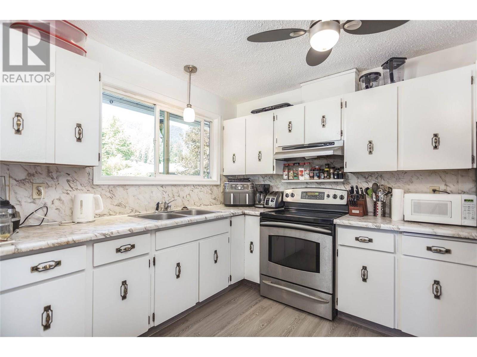 Lumby, BC V0E2G0,2284 Park Avenue