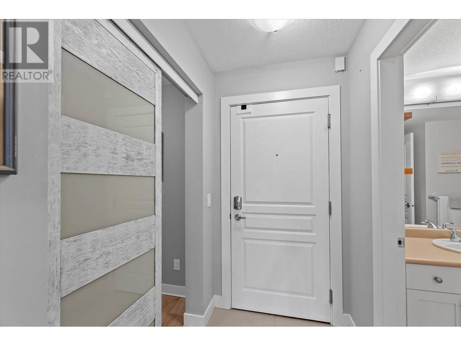 Kelowna, BC V1Y9Z1,1083 Sunset DR #310