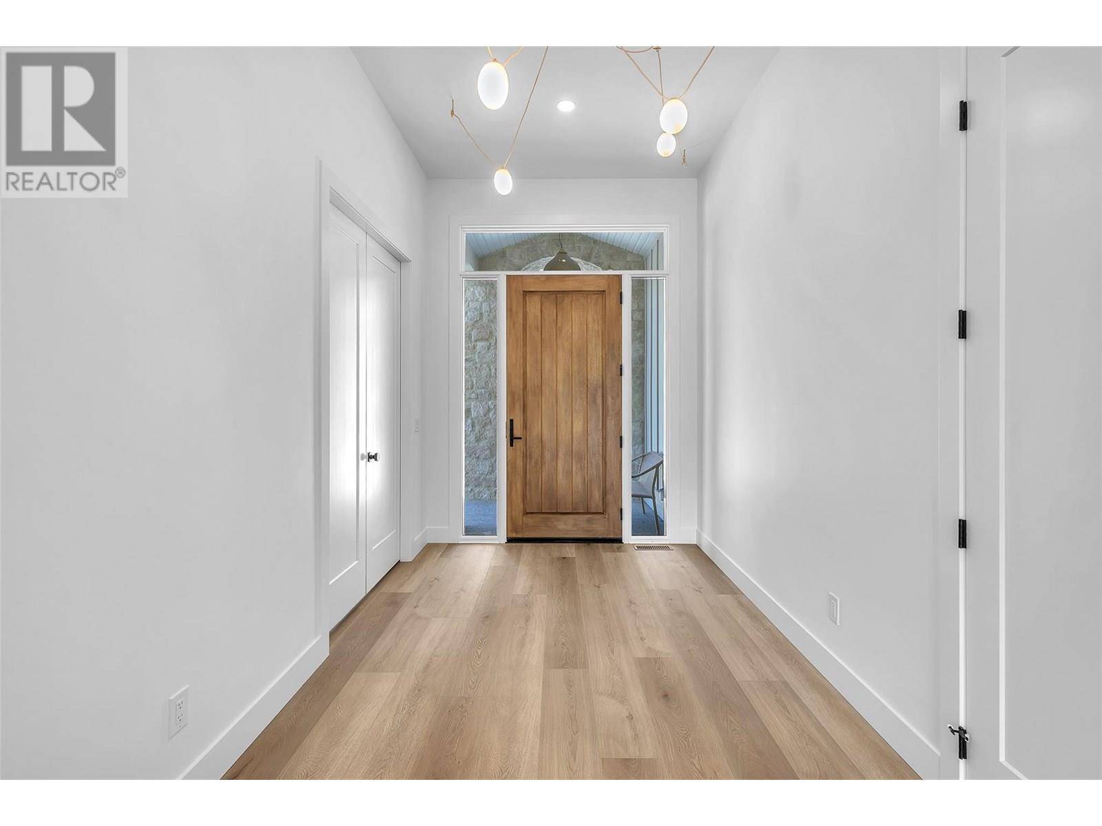 Kelowna, BC V1V2C6,1439 Whistling Pine Place