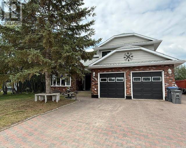 10719 Cottonwood Crescent, Dawson Creek, BC V1G4E4