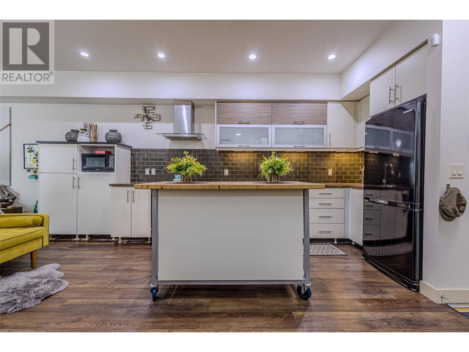 Kelowna, BC V1Y6V3,700 Martin AVE #106