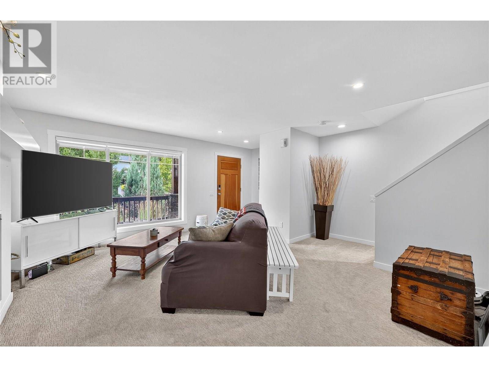 Kelowna, BC V1W4X9,982 Paret Crescent