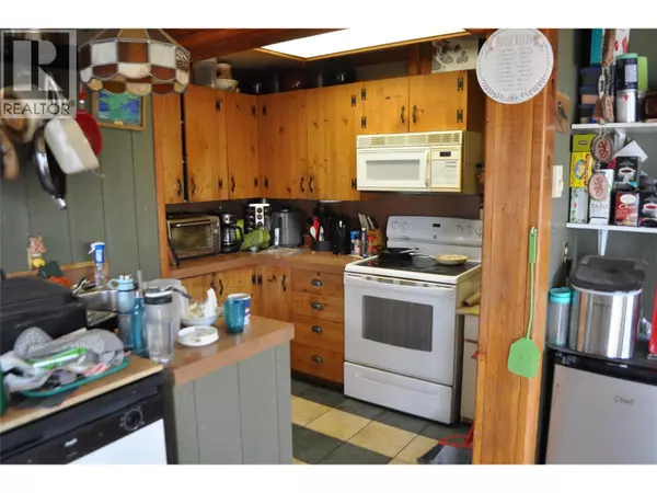 Kaleden, BC V0H1K0,910 Pineview Drive