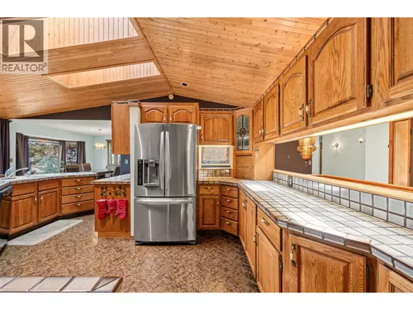 Kelowna, BC V1V1J5,975 Monashee Place