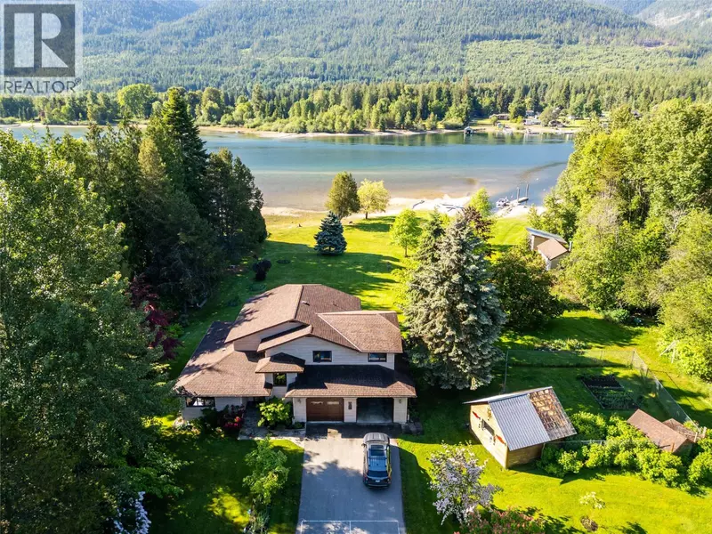 6158 REDFISH Road, Nelson, BC V1L6M9