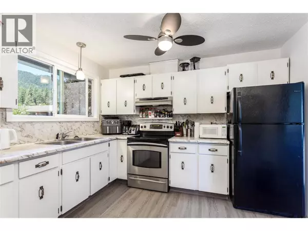 Lumby, BC V0E2G0,2284 Park Avenue