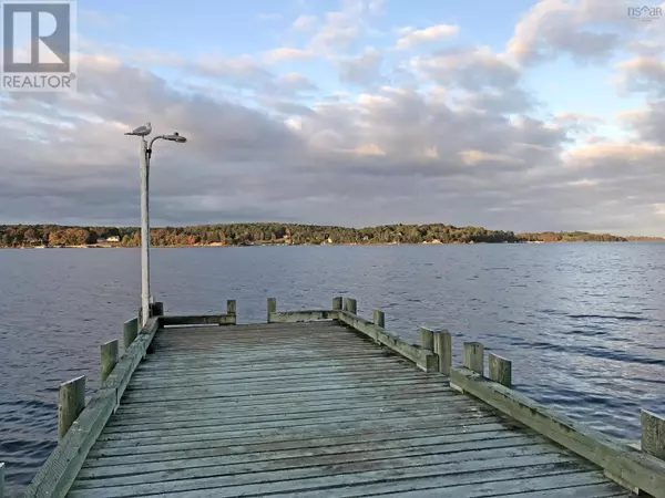 9114 3 Highway|997 Main St Mahone Bay, Maders Cove, NS B0J2E0