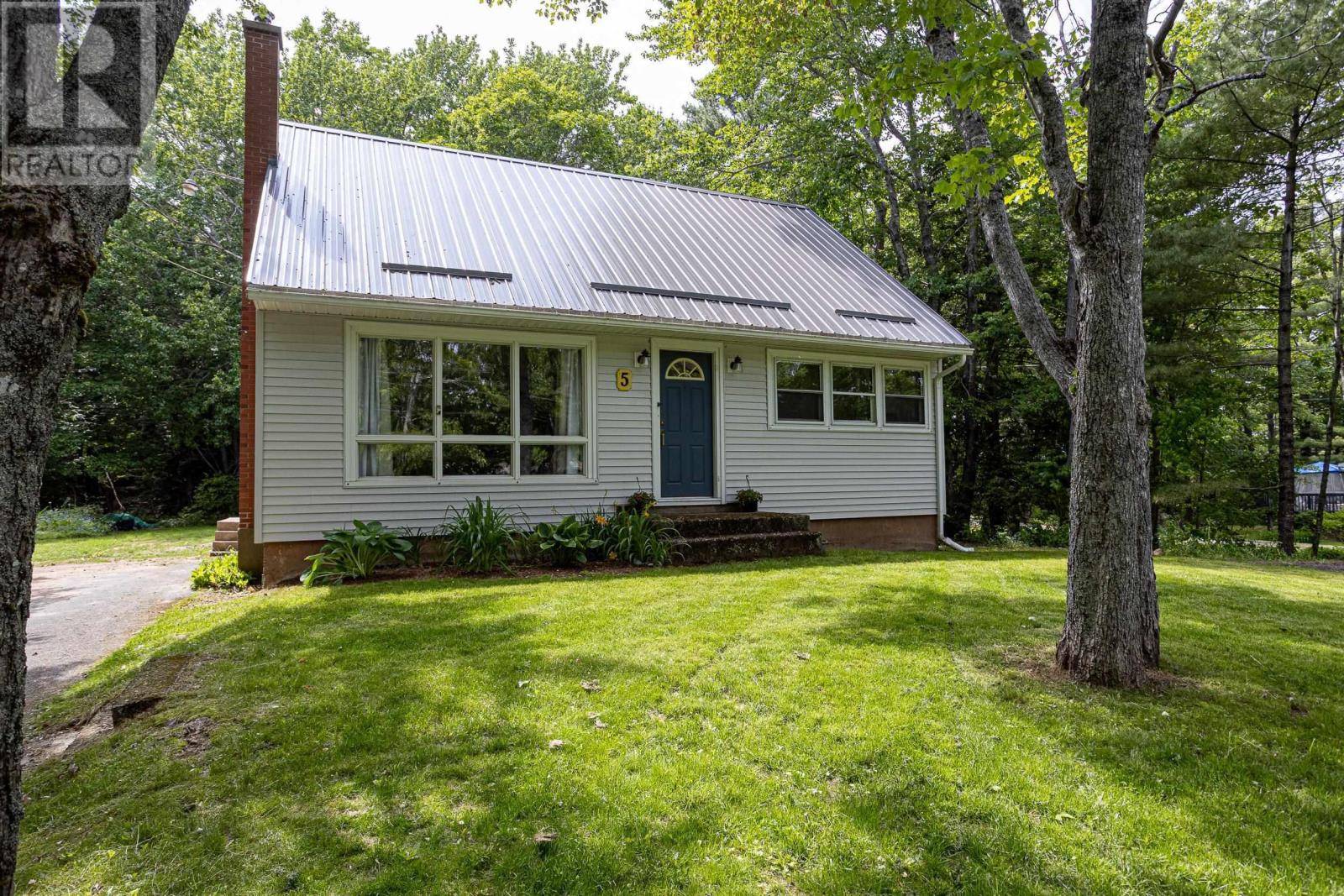 5 Oakleaf Crescent, Grand Lake, NS B2T1B3