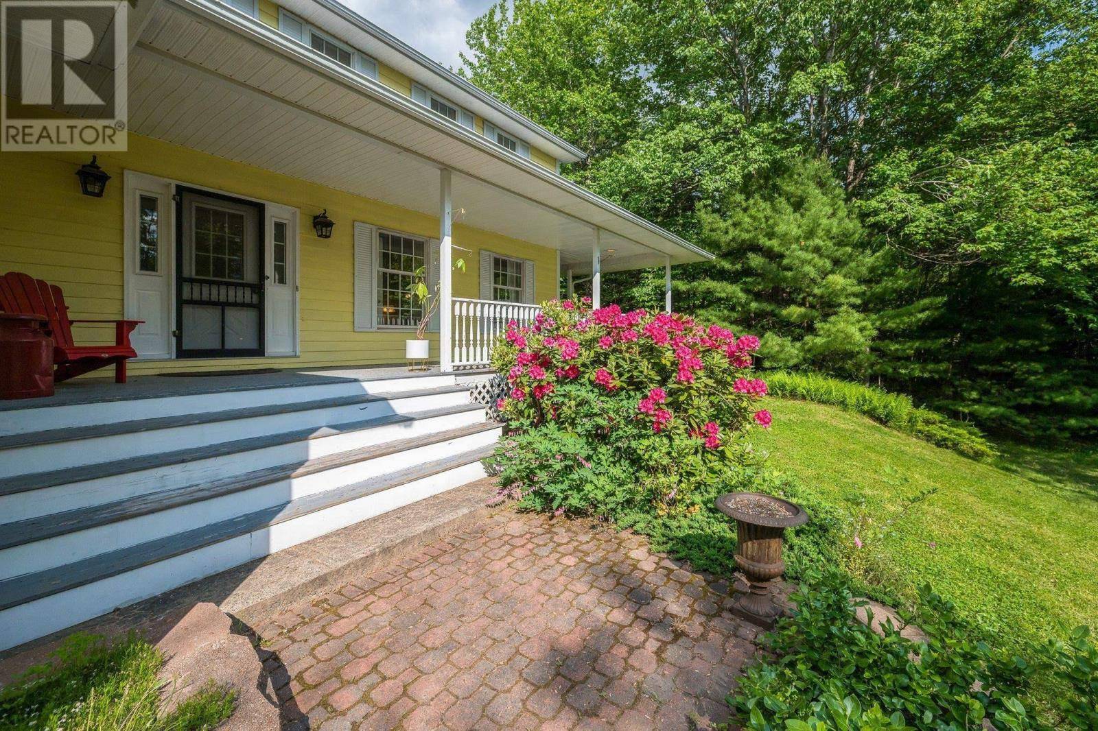 Fall River, NS B2T1E7,1 Cedarwood Court