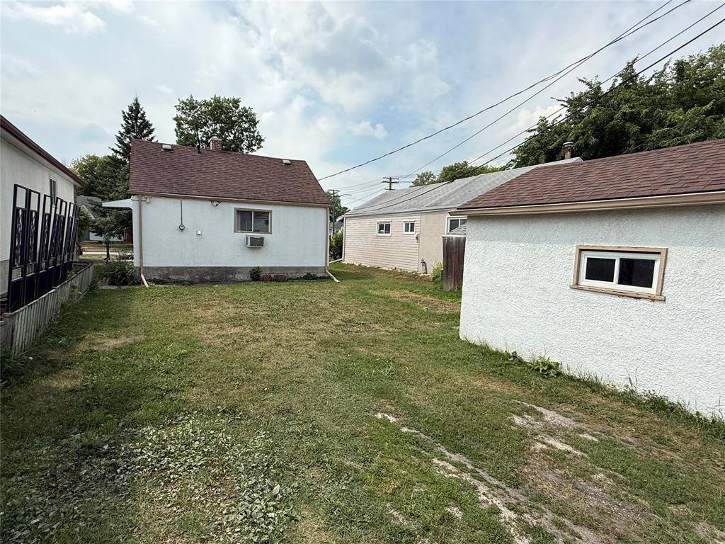Winnipeg, MB R2V0Y6,355 Belmont Avenue