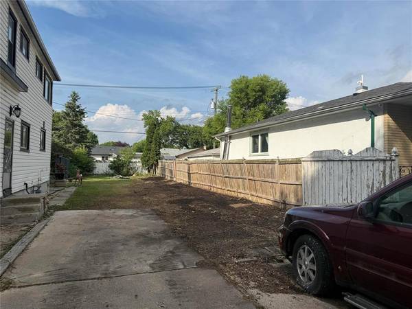 Winnipeg, MB R2V1B9,327 Semple Avenue