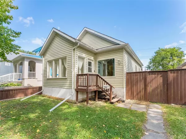 704 Madeline Street, Winnipeg, MB R2C2S6
