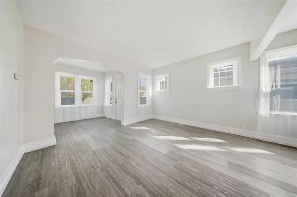 Winnipeg, MB R2W1K7,492 Mountain Avenue