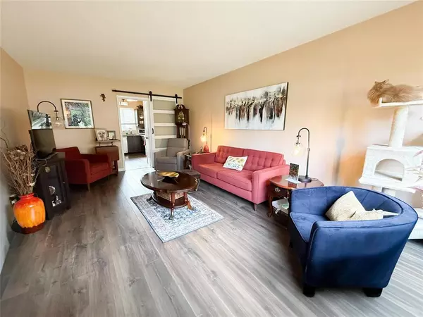 Winnipeg, MB R3K0P1,3 14 Sansome Avenue