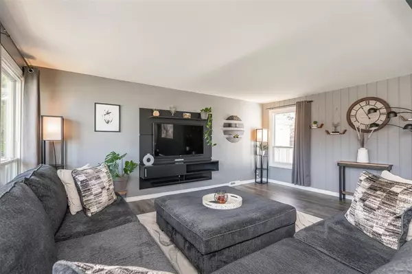 Winnipeg, MB R2J2C7,12 Mohawk Bay