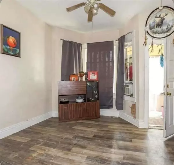 Winnipeg, MB R2W1R5,702 Boyd Avenue