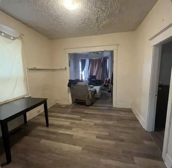 Winnipeg, MB R2W1R5,702 Boyd Avenue