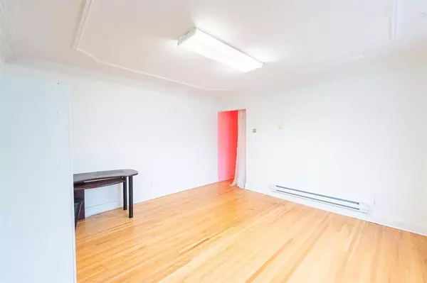 Winnipeg, MB R3M0Y4,894 Corydon Avenue