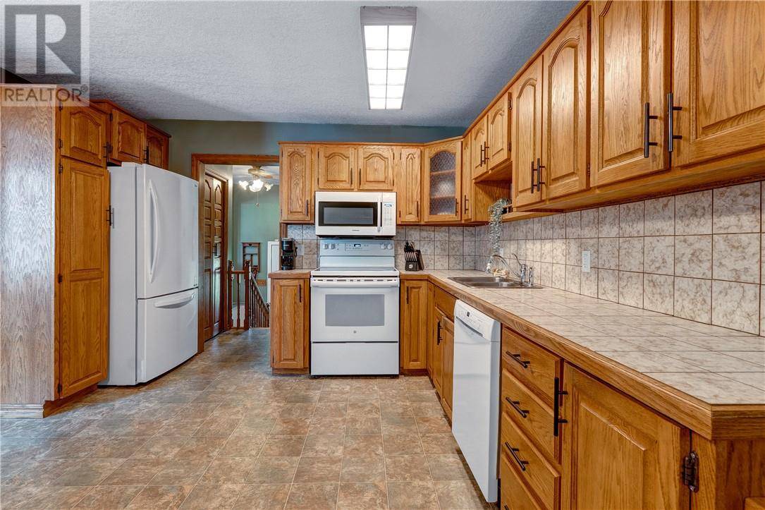 Dowling, ON P0M1R0,31 Houle Avenue
