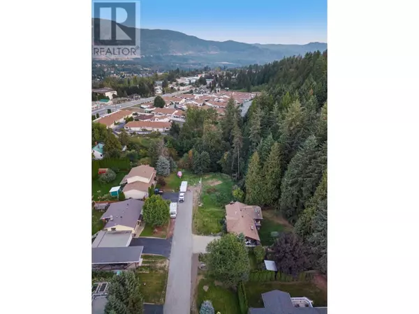 Castlegar, BC V1N3S4,2108 8TH Avenue