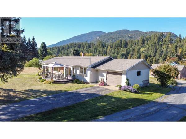 2697 SHOREACRES Road, Castlegar, BC V1N4R1