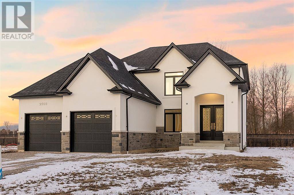 249 CHARLES, Essex, ON N8M3E9