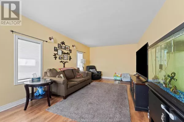 Essex, ON N8M2A9,211 DANA DRIVE