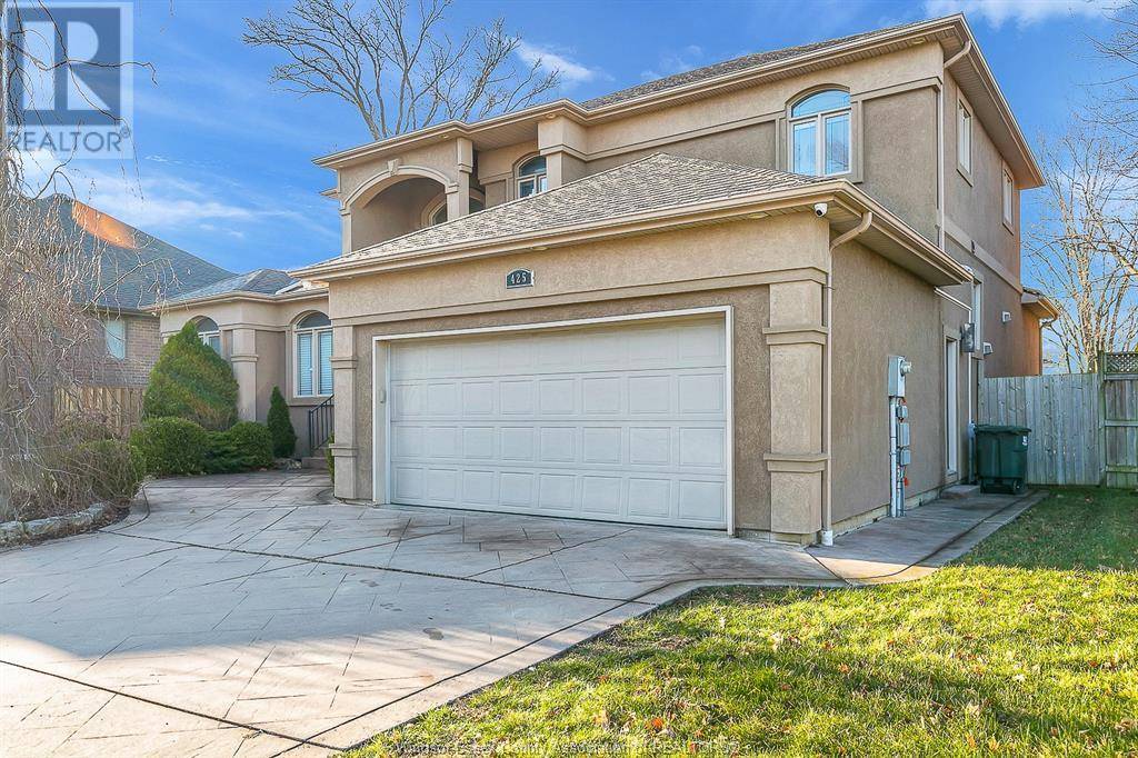Windsor, ON N9G3G9,425 COUNTRY CLUB DRIVE