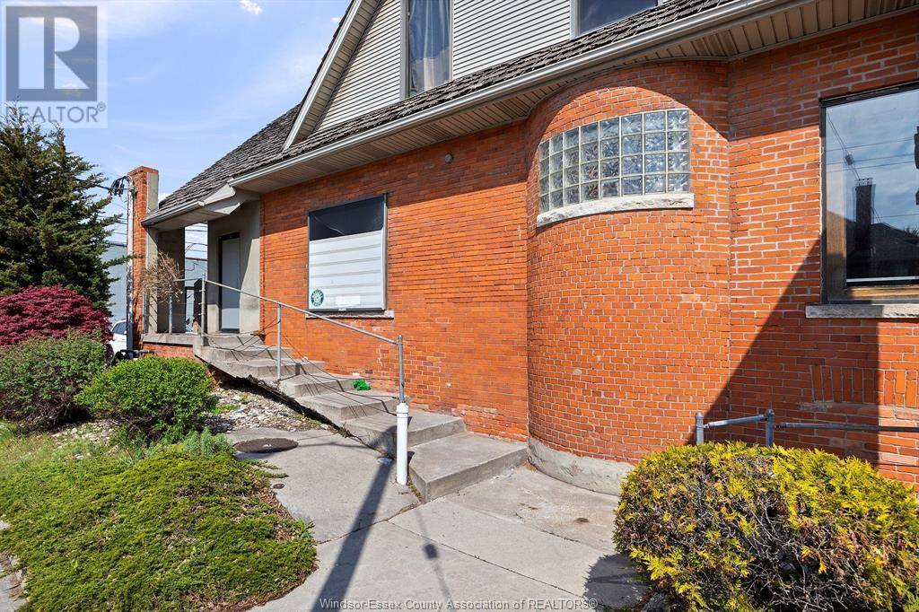 Windsor, ON N9A5R5,620 UNIVERSITY AVENUE West