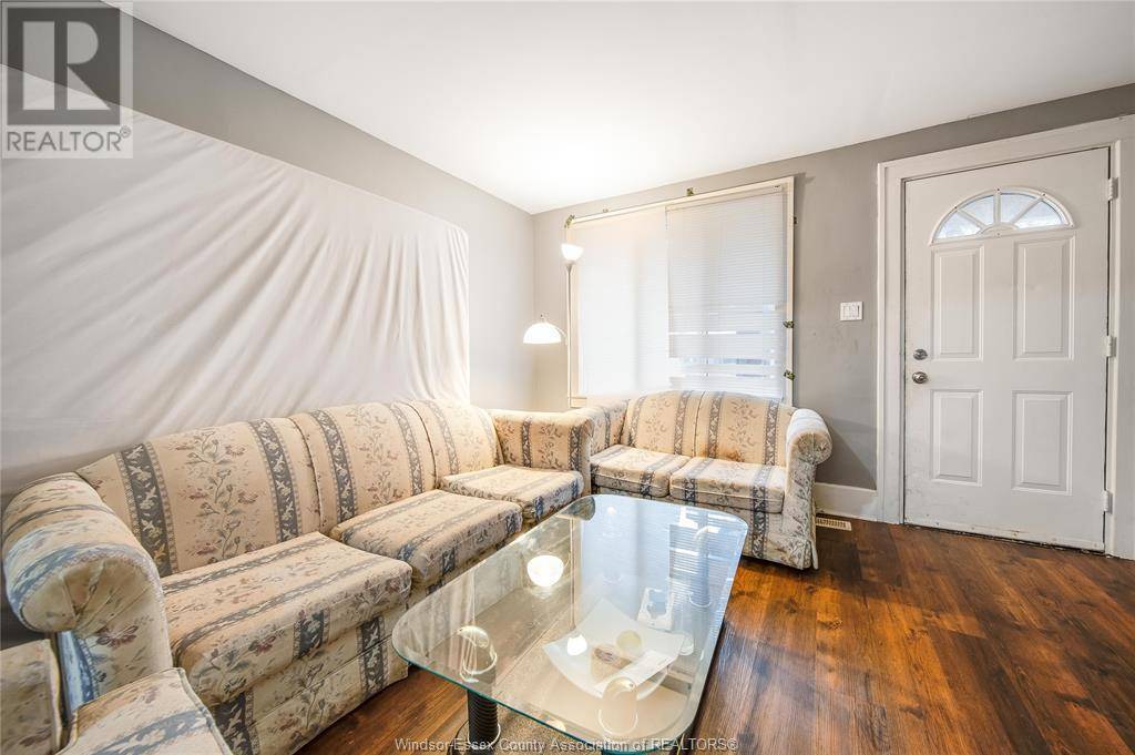 Windsor, ON N9B2C4,961 CURRY AVENUE